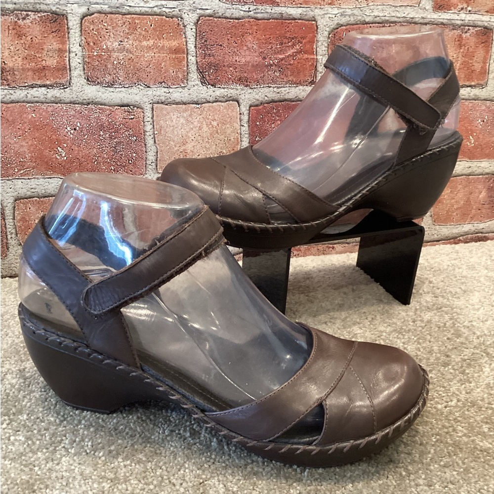 Nurture Womens brown leather Mary Jane Sandals size 7
